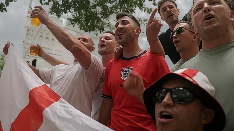 Fãs celebram vitória da Inglaterra por 4-2 sobre a Croácia na Copa do Mundo