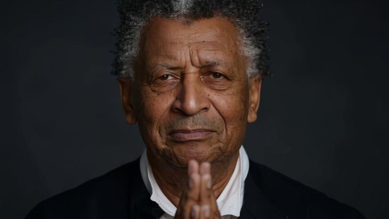 Foto empreto e branco do pianista Abdullah Ibrahim