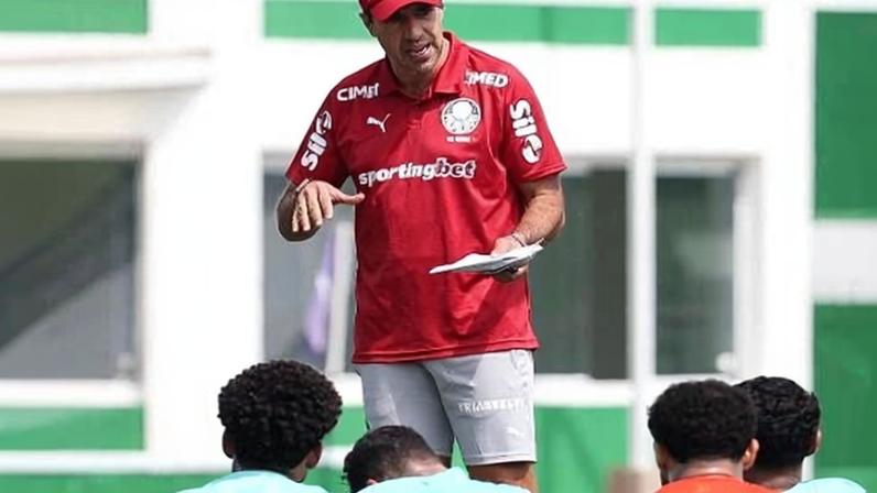 Abel Ferreira durante treino do Palmeiras durante a data Fifa