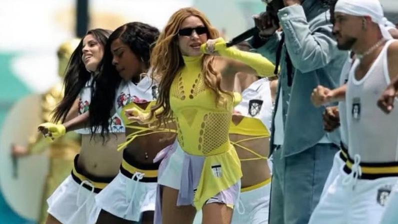 Saia usada por Shakira é de marca italiana, mas foi confundida com roupas de designer brasileira