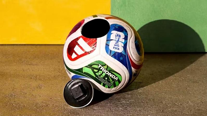 Trionda é a bola oficial da Copa do Mundo de 2026 e reúne sensor, IA e tecnologia conectada para auxiliar o VAR — Foto: Divulgação / Adidas