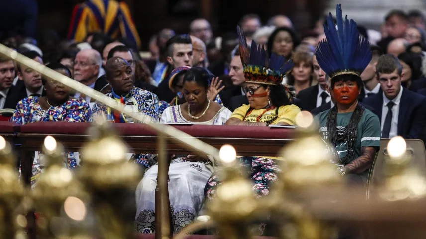 Representantes de povos indígenas participam da abertura do Sínodo da Amazônia, em outubro de 2019. (Foto: Giuseppe Lami/EFE/EPA)
