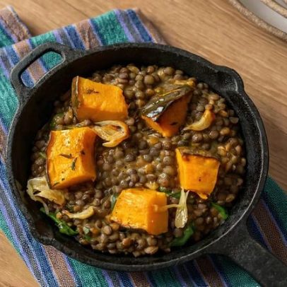 Sopa de lentilha e abóbora ganha destaque em cardápio saudável