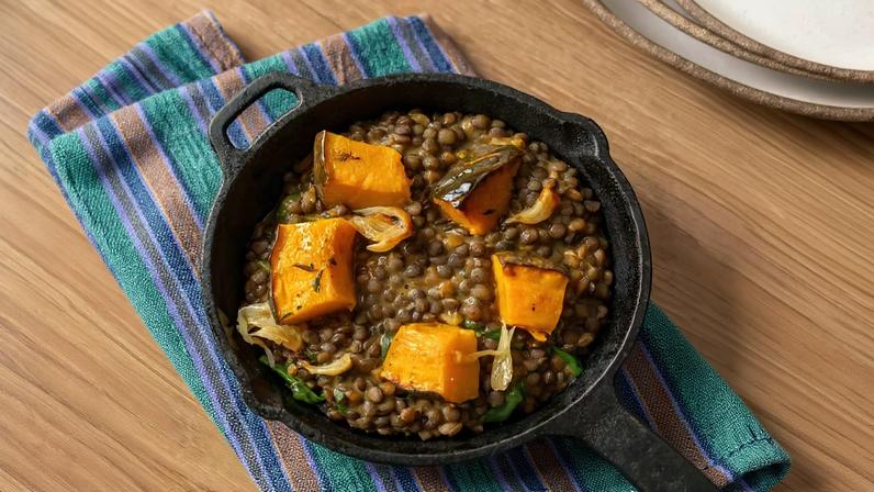 Sopa de lentilha e abóbora da chef Manu Buffara combina especiarias e ingredientes nutritivos em um prato reconfortante e equilibrado para os dias de frio. — Foto: Rubens Kato