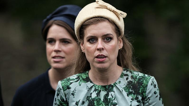 As princesas Beatrice e Eugenie, filhas de Andrew, no casamento de Peter Phillips e Harriet Sperling