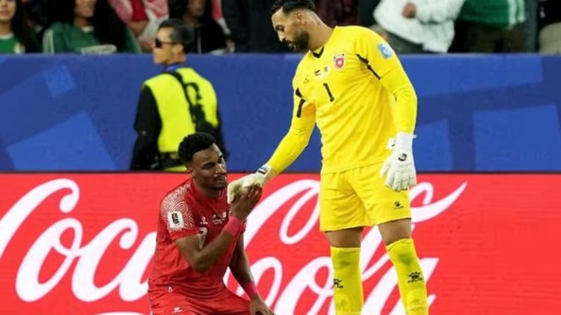 Abu Laila, goleiro da Jordânia, lamenta eliminação na Copa do Mundo após derrota para a Argélia
