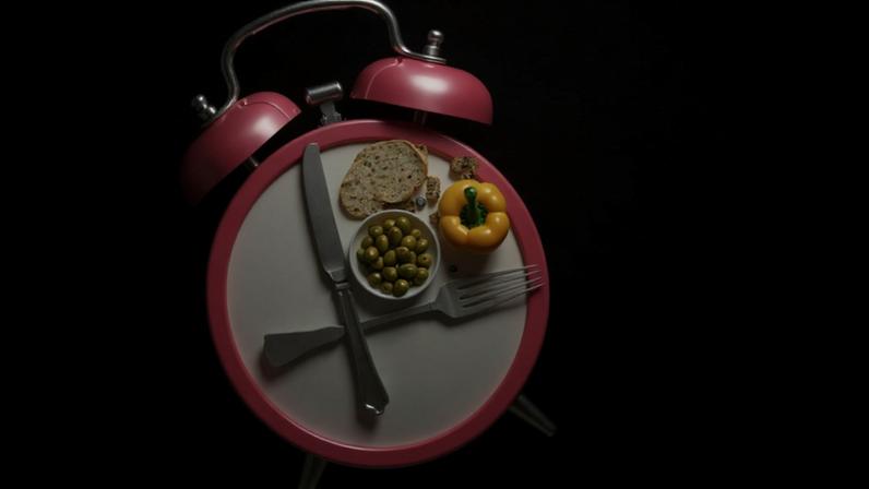 Ilustração sobre o metabolismo mostra relógio sobreposto com imagem de um prato - Metrópoles