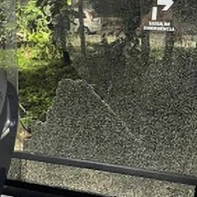 Passageiro é baleado dentro de ônibus durante operação no Santa Marta, Rio