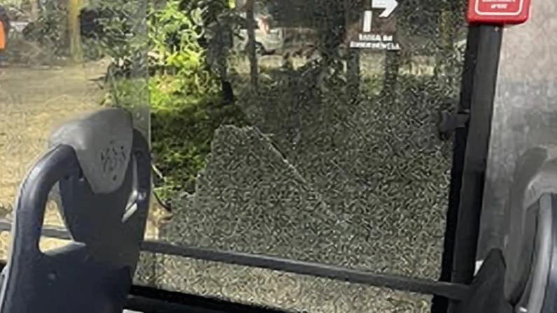 informação foi confirmada pela Rio Ônibus, que afirma que o passageiro foi vítima de bala perdida em decorrência de operação policial na região