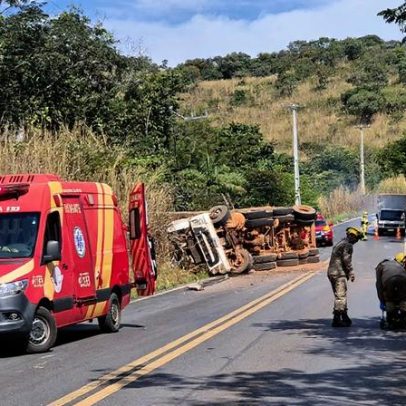 Motorista de caminhão perde controle; passageira fica ferida