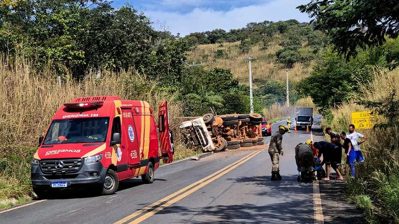 Entorno: motorista de caminhão perde controle e passageira fica ferida