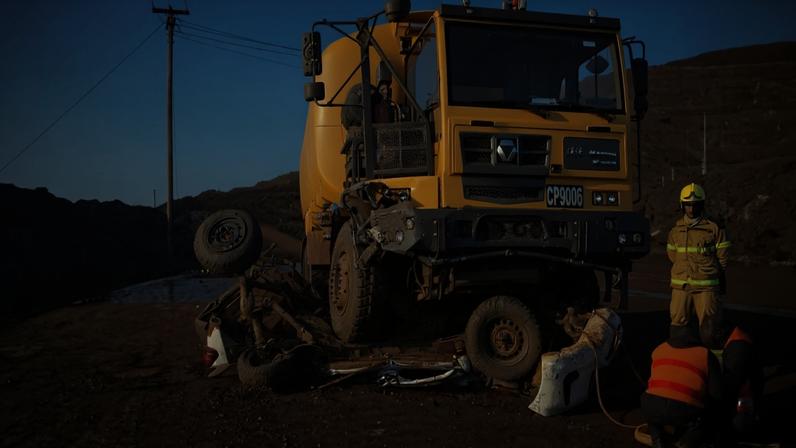 Caminhão-pipa sobe sobre caminhonete e mata trabalhador esmagado em MG