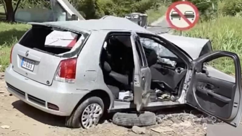 Imagem colorida de carro e vitima