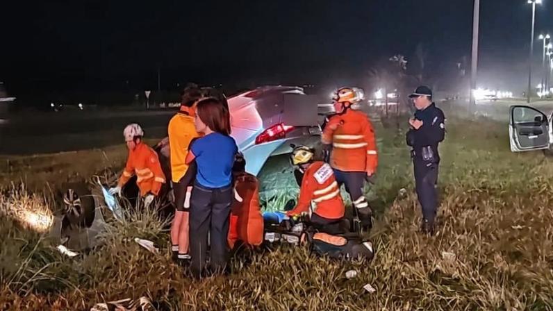 Carro com quatro ocupantes capota e deixa mulher ferida no DF