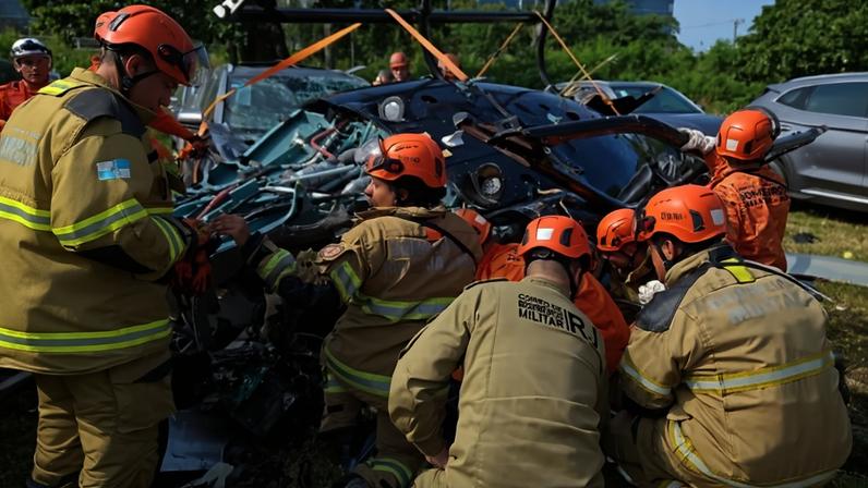Bombeiros fazem resgate de corpos após queda de dois helicópteros no Rio de Janeiro - Metrópoles