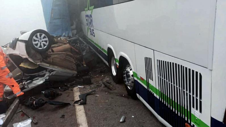 Uma pessoa morre em acidente entre 20 veículos na BR-262, em Betim