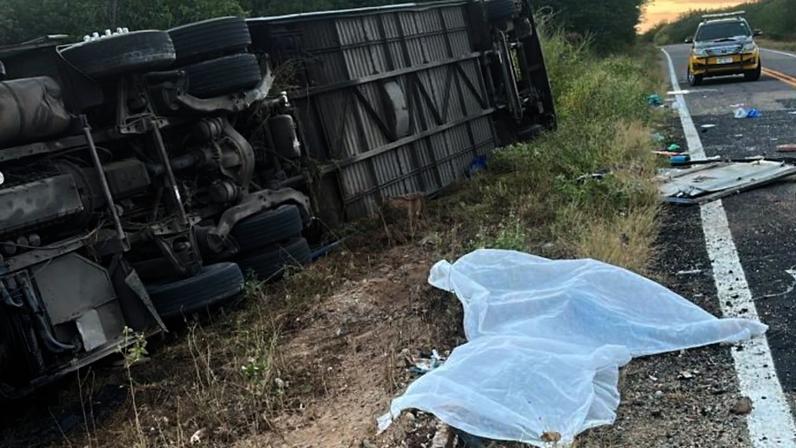 Acidente com ônibus de time de basquete deixa mortos e feridos no Ceará — Foto: Reprodução
