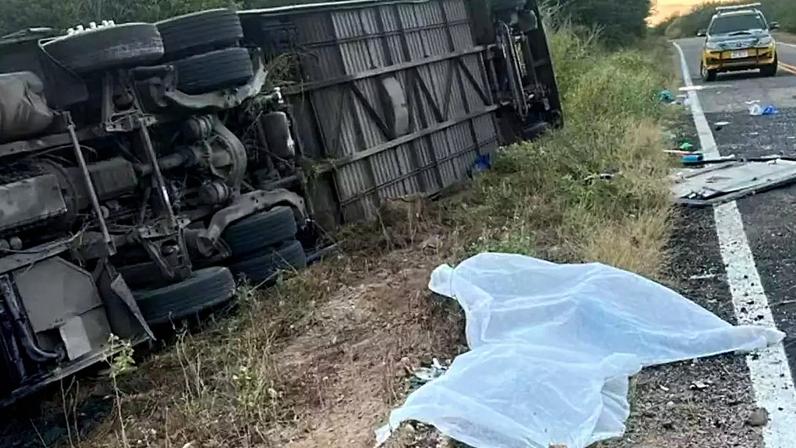 Acidente com ônibus de time de basquete deixa mortos e feridos no Ceará