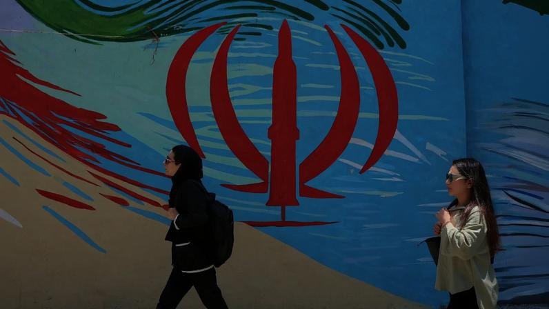 Propaganda do regime do Irã em Teerã, capital iraniana (Foto: ABEDIN TAHERKENAREH/EFE/EPA)