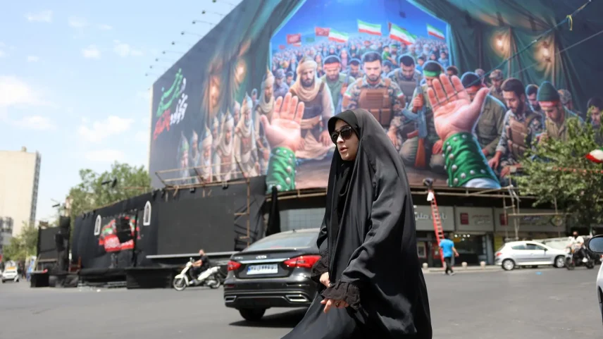 Propaganda do regime do Irã em Teerã, capital iraniana (Foto: ABEDIN TAHERKENAREH/EFE/EPA)