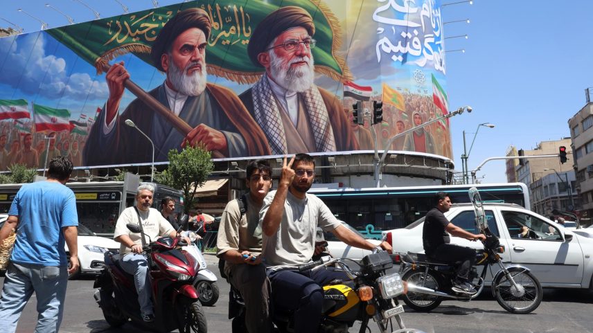 Propaganda do regime do Irã em Teerã, capital iraniana (Foto: ABEDIN TAHERKENAREH/EFE/EPA)