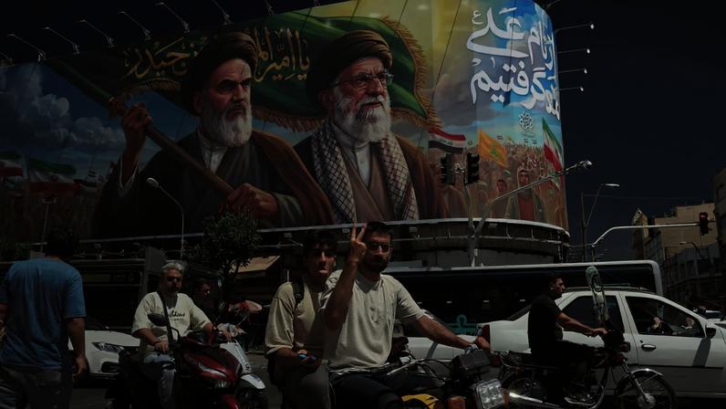Propaganda do regime do Irã em Teerã, capital iraniana (Foto: ABEDIN TAHERKENAREH/EFE/EPA)