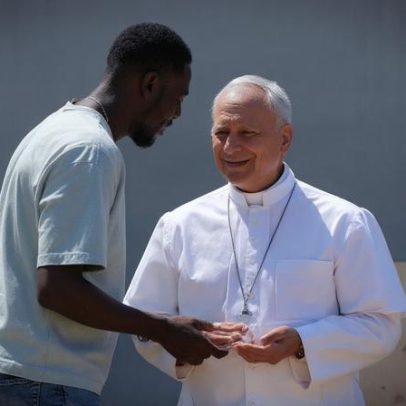 Papa Leão XIV faz gesto 'six-seven' durante visita às Ilhas Canárias
