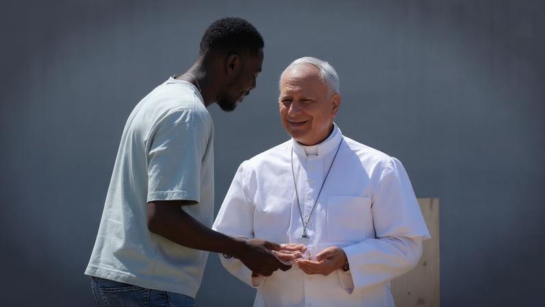 Papa Leão XIV faz gesto ‘six-seven’ em visita às Ilhas Canárias em brincadeira com jovem senegalês