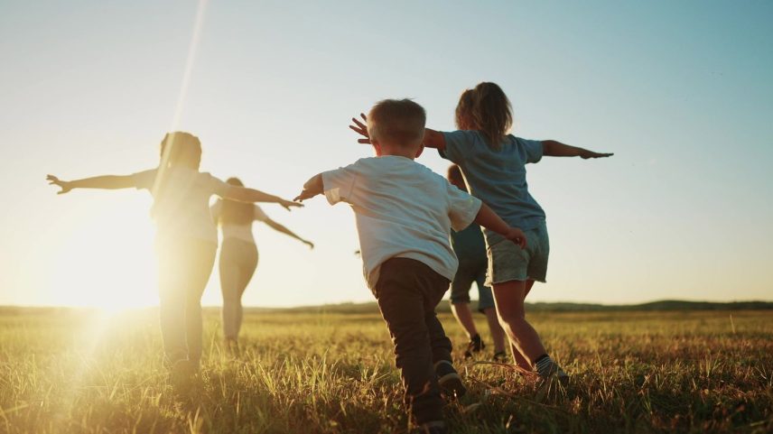 Crianças correndo no por do sol, Crianças Brincando. Foto: maxximmm/ Adobe Stock