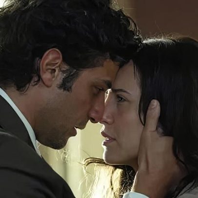 Presa Adriana terá encontro romântico com Pedro
