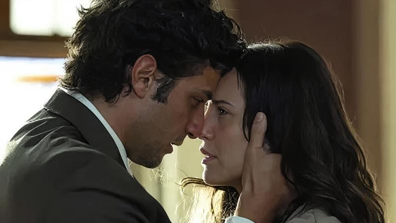 Adriana (Letícia Colin) e Pedro (Chay Suede) dão o primeiro beijo