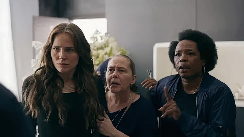 Adriana (Leticia Colin) passará por situação humilhante em enterro