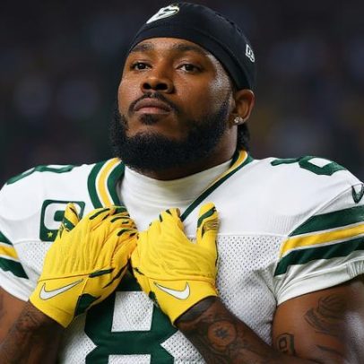 Josh Jacobs treina com os Packers enquanto procuradores avaliam acusações