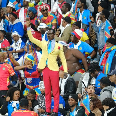 Torcedor da RD Congo presta homenagem a herói africano nas arquibancadas