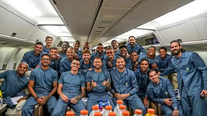 Jogadores da Seleção em avião que levará delegação para os Estados Unidos, na Copa do Mundo — Foto: Nelson Terme/CBF