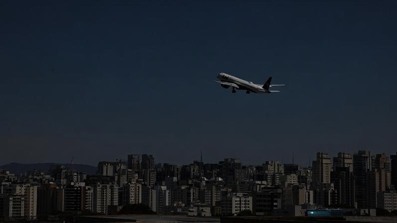 Aeroportos de Congonhas e Guarulhos tiveram operações parcialmente afetadas por causa de uma pane nas comunicações com os aviões. (Foto: Rovena Rosa/Agência Brasil)