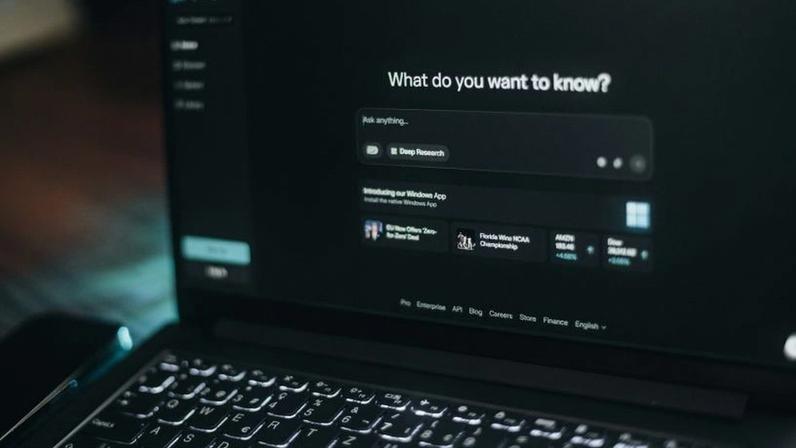Segundo a Polícia Civil, o investigado afirmou em conversas com o ChatGPT, plataforma da OpenAI (logo), que pretendia contratar um pistoleiro para matar o filho