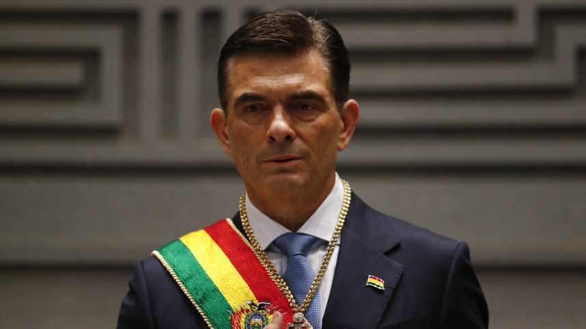 Rodrigo Paz veste a faixa presidencial após tomar posse na Bolívia, em 8 de novembro de 2025 — Foto: Luis Gandarillas / POOL / AFP