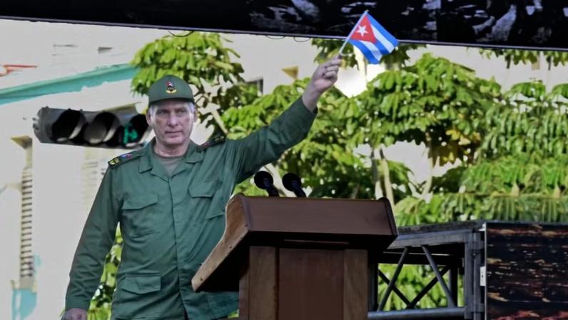 Miguel Díaz-Canel, presidente de Cuba, diz estar pronto para defender o país dos Estados Unidos durante o 65º aniversário da vitória da invasão na Baía dos Porcos — Foto: ADALBERTO ROQUE / AFP