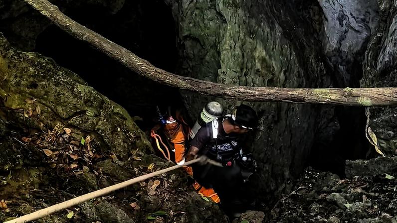 Imagem mostra equipe de resgate atuando em caverna no Laos — Foto: AFP