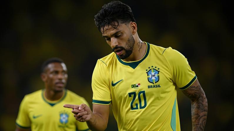 Lucas Paquetá comemora gol pela Seleção. Ele será um dos nove jogadores do Flamengo na Copa — Foto: Mauro Pimentel/AFP