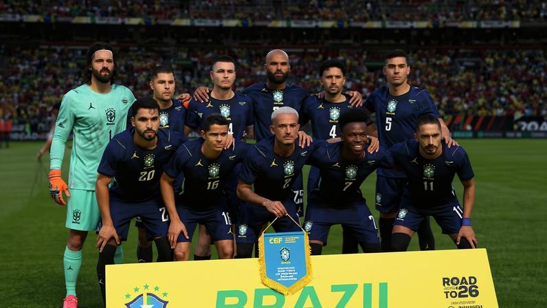 Jogadores do Brasil antes da partida contra o Egito — Foto: Kirk Irwin/Getty Images via AFP