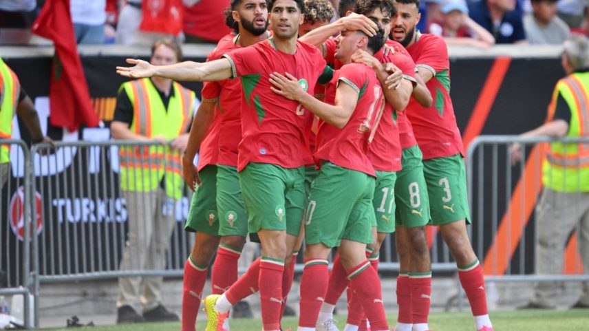 Jogadores do Marrocos comemoram gol de Brahim Díaz — Foto: ANGELA WEISS / AFP