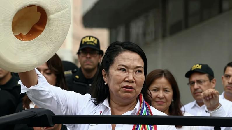 Montagem mostra os candidatos à presidência do Peru Keiko Fujimori (dir.) e Roberto Sánchez em 7 de junho de 2026, dia da votação do segundo turno — Foto: ERNESTO BENAVIDES / AFP