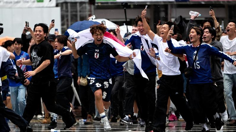 Torcedores do Japão comemoram gol sobre a Holanda — Foto: Andrew CABALLERO-REYNOLDS / AFP