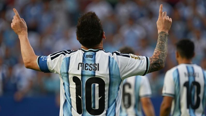 Messi comemora gol pela Argentina — Foto: Roberto SCHMIDT / AFP