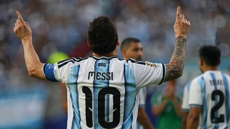 Messi comemora gol pela Argentina — Foto: Roberto SCHMIDT / AFP
