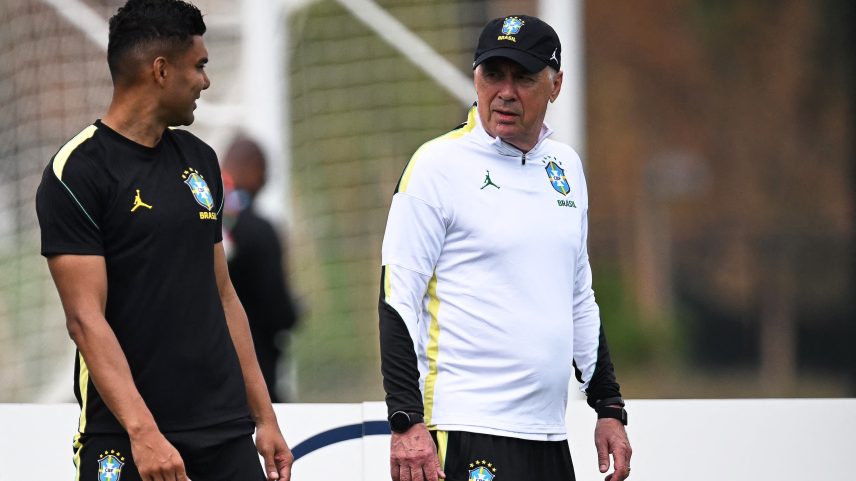 Ancelotti conversa com Casemiro em treino da Seleção nesta quinta-feira — Foto: Mauro Pimentel/AFP