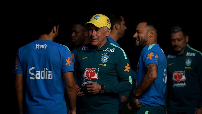 Carlo Ancelotti conversa com Neymar e Marquinhos em treino da seleção nesta segunda — Foto: Mauro Pimentel/AFP