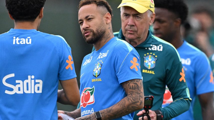 Carlo Ancelotti e Neymar, em treino da Seleção — Foto: Mauro Pimentel/AFP